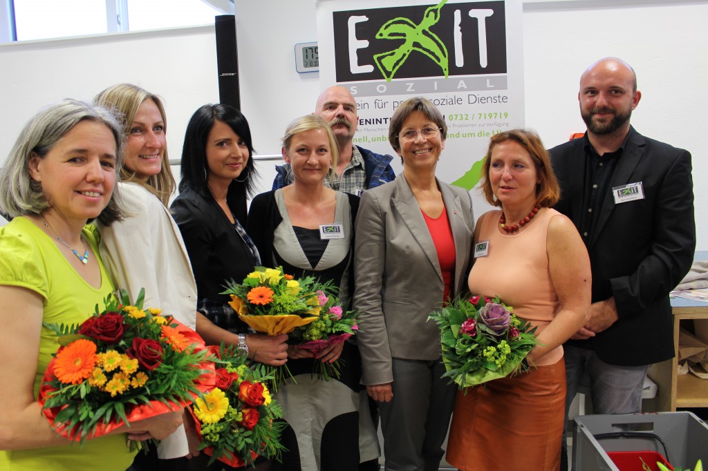 Soziallandesrätin Gertraud Jahn betonte freut sich mit dem Team von EXIT-sozial AKTIV über gute Arbeitsbedingungen für Menschen mit psychischen Problemen. 